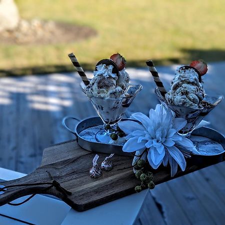 Autumn Lane B&B, Farmhouse Elegance & Stunning Lakeviews West Kelowna Dış mekan fotoğraf