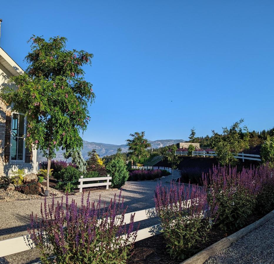 Autumn Lane B&B, Farmhouse Elegance & Stunning Lakeviews West Kelowna Dış mekan fotoğraf