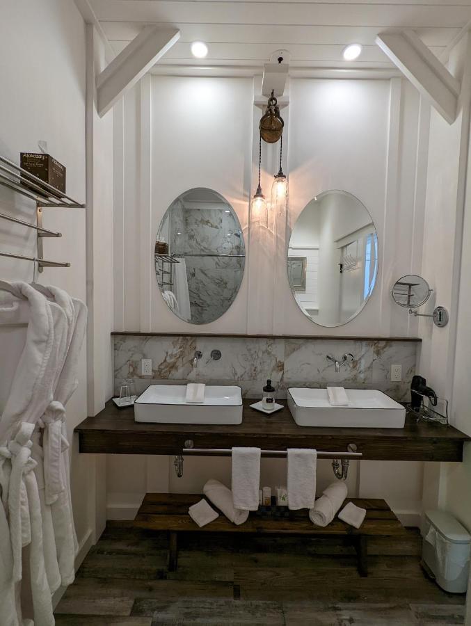 Autumn Lane B&B, Farmhouse Elegance & Stunning Lakeviews West Kelowna Dış mekan fotoğraf