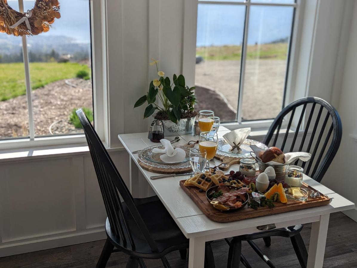 Autumn Lane B&B, Farmhouse Elegance & Stunning Lakeviews West Kelowna Dış mekan fotoğraf