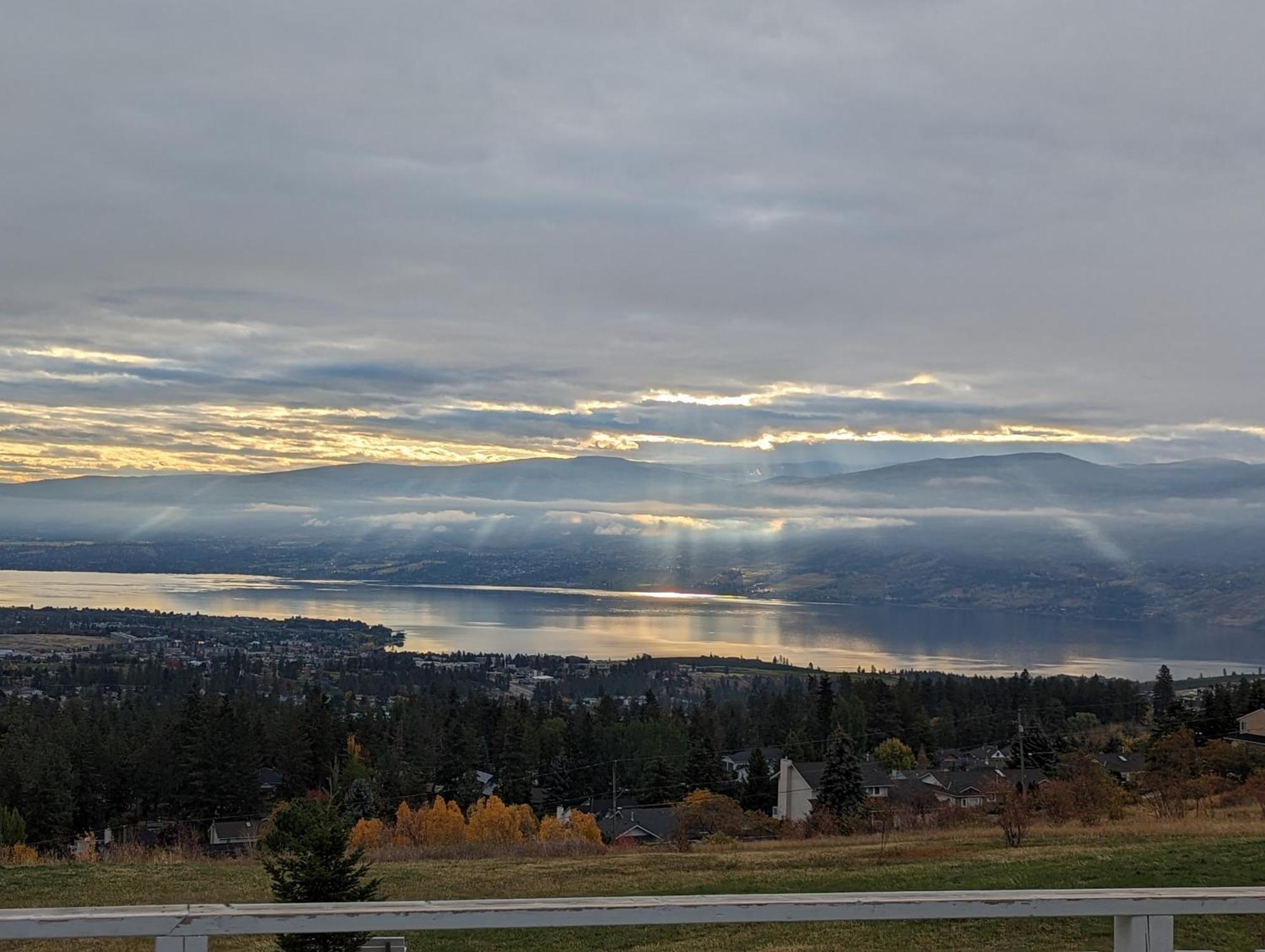 Autumn Lane B&B, Farmhouse Elegance & Stunning Lakeviews West Kelowna Dış mekan fotoğraf