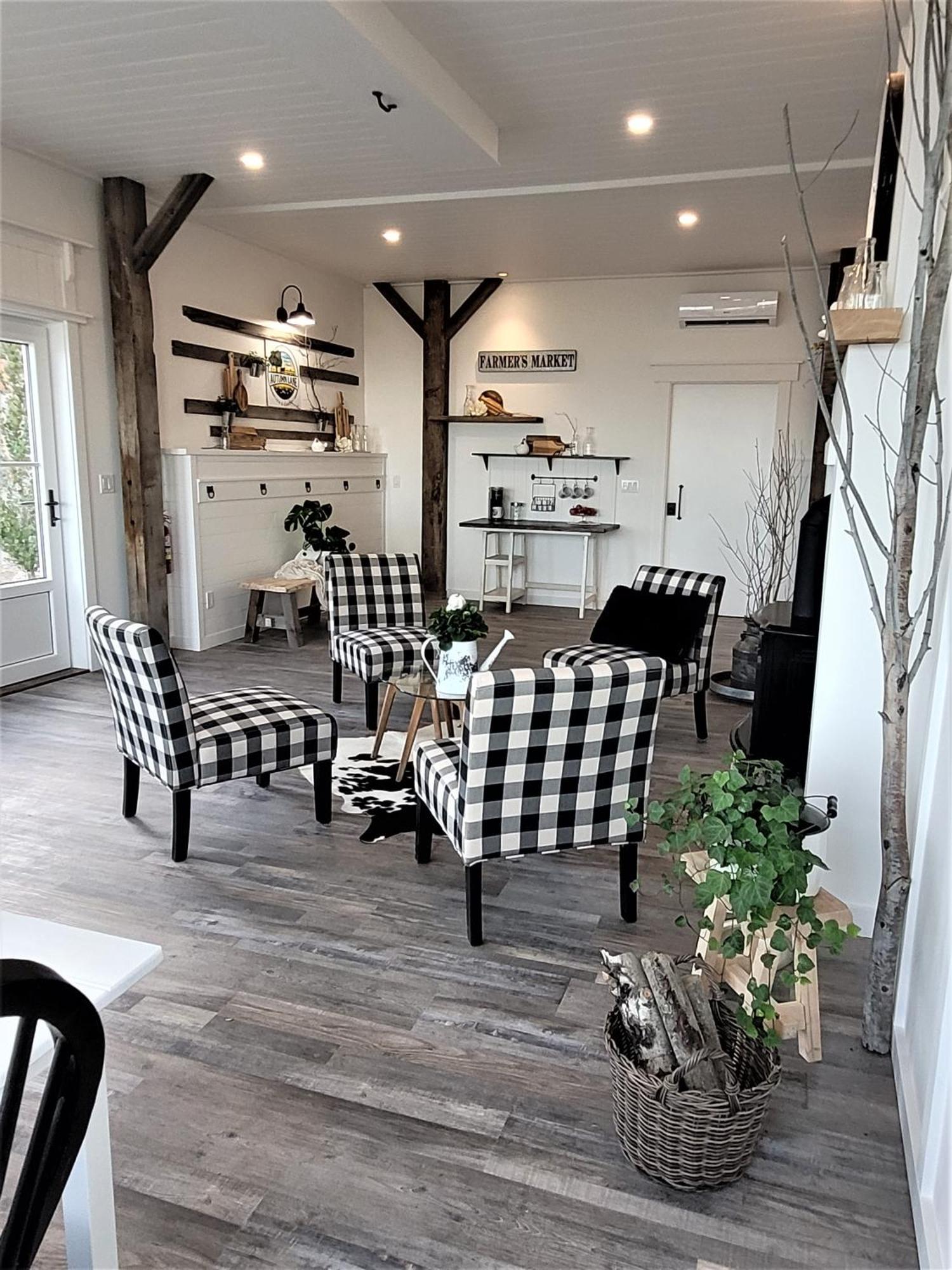 Autumn Lane B&B, Farmhouse Elegance & Stunning Lakeviews West Kelowna Dış mekan fotoğraf