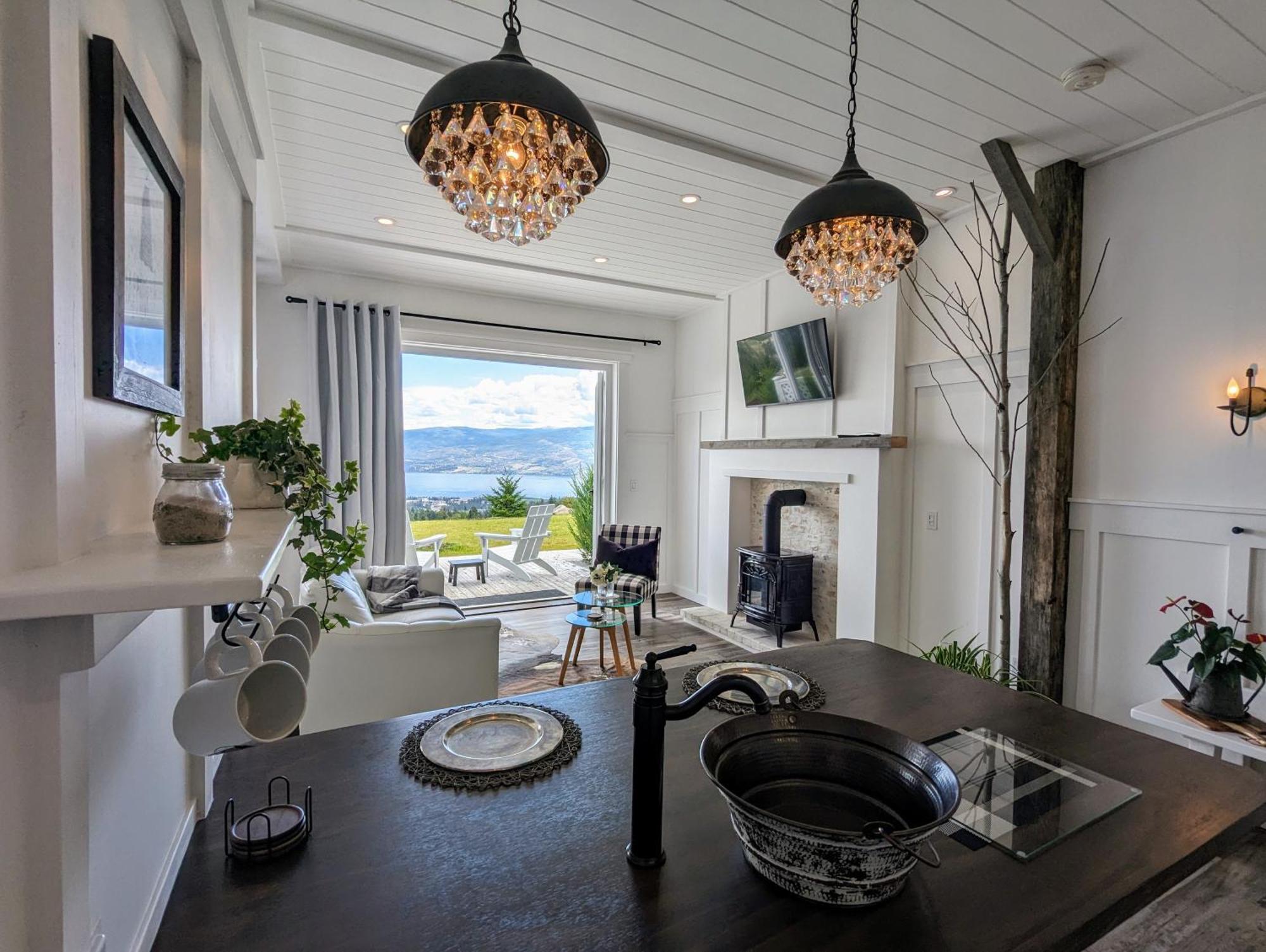 Autumn Lane B&B, Farmhouse Elegance & Stunning Lakeviews West Kelowna Dış mekan fotoğraf