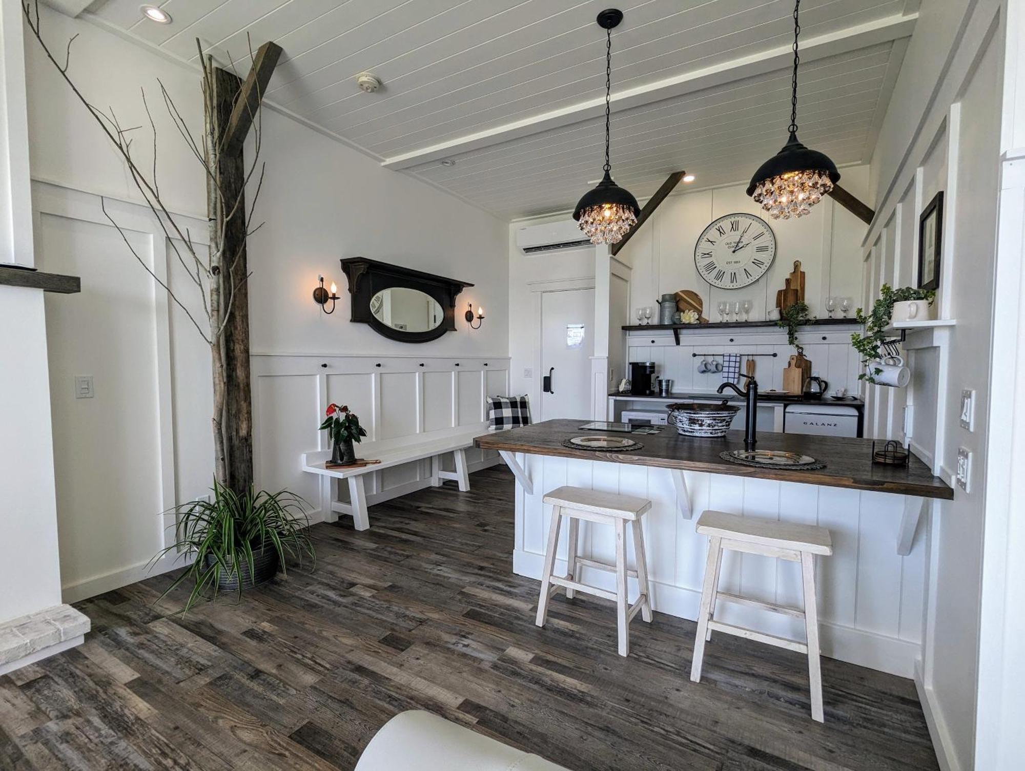 Autumn Lane B&B, Farmhouse Elegance & Stunning Lakeviews West Kelowna Dış mekan fotoğraf