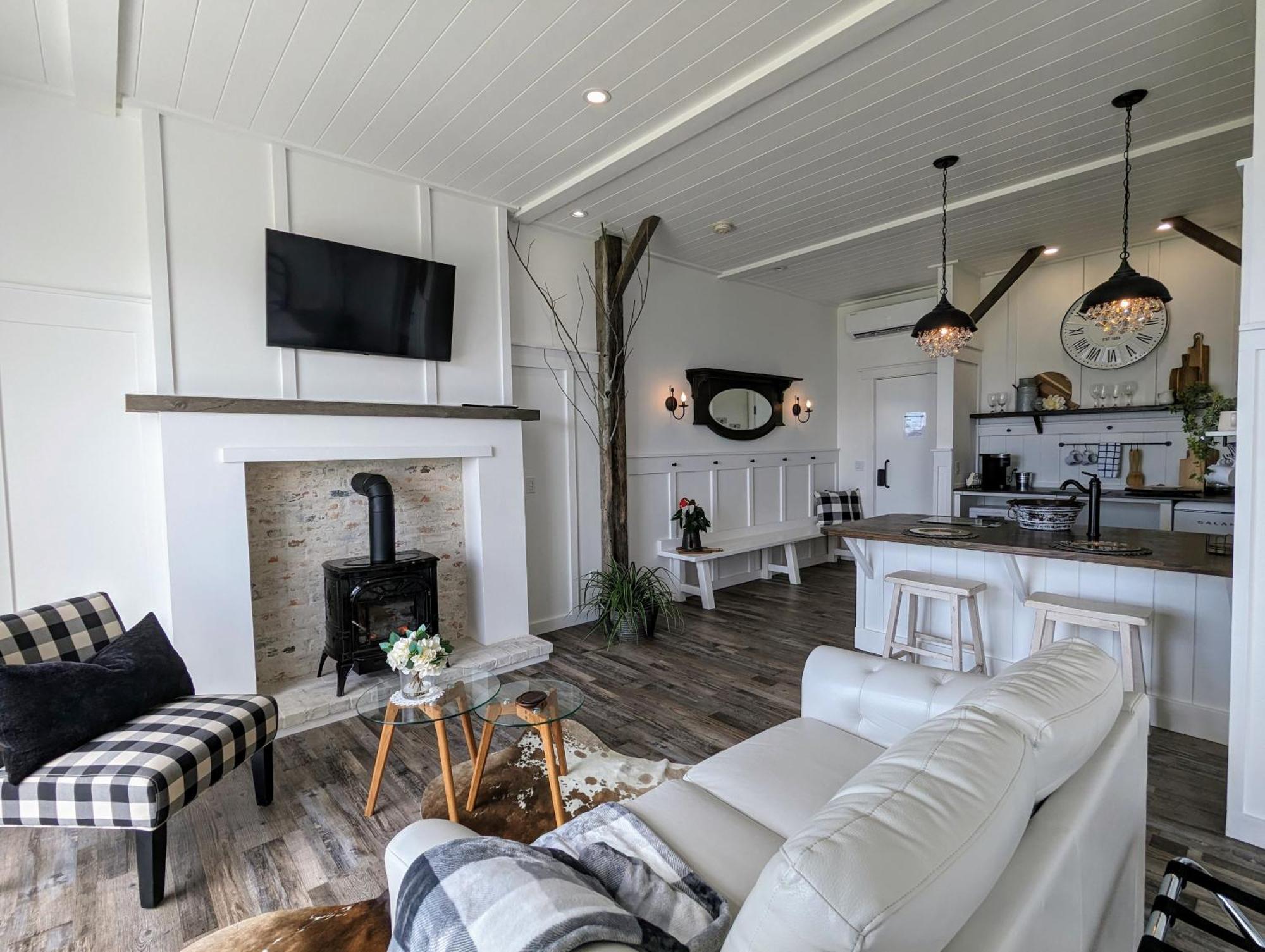 Autumn Lane B&B, Farmhouse Elegance & Stunning Lakeviews West Kelowna Dış mekan fotoğraf