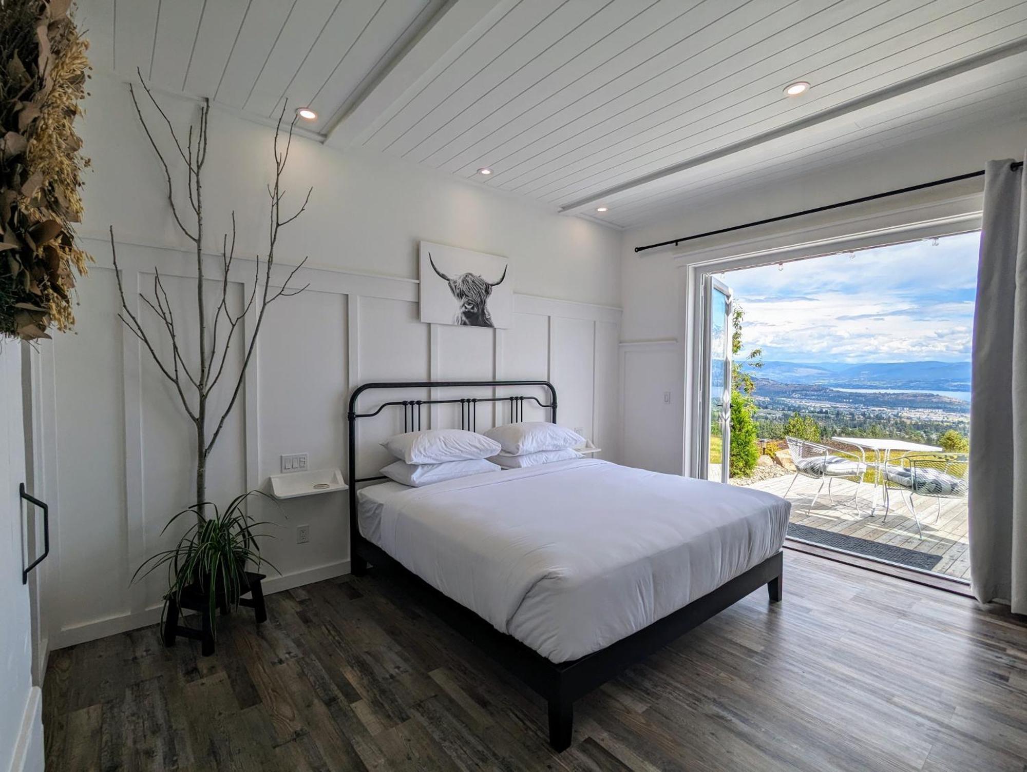 Autumn Lane B&B, Farmhouse Elegance & Stunning Lakeviews West Kelowna Dış mekan fotoğraf