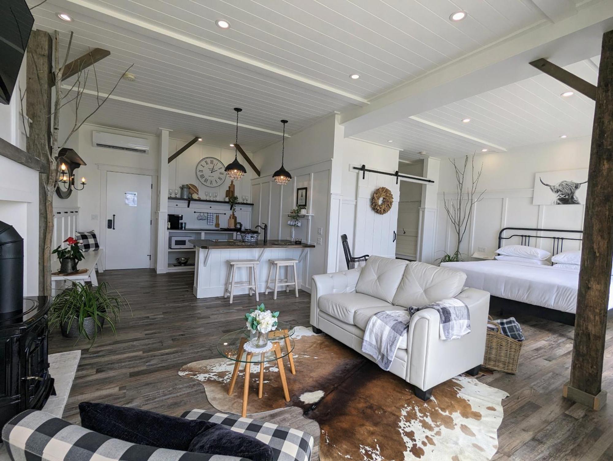 Autumn Lane B&B, Farmhouse Elegance & Stunning Lakeviews West Kelowna Dış mekan fotoğraf