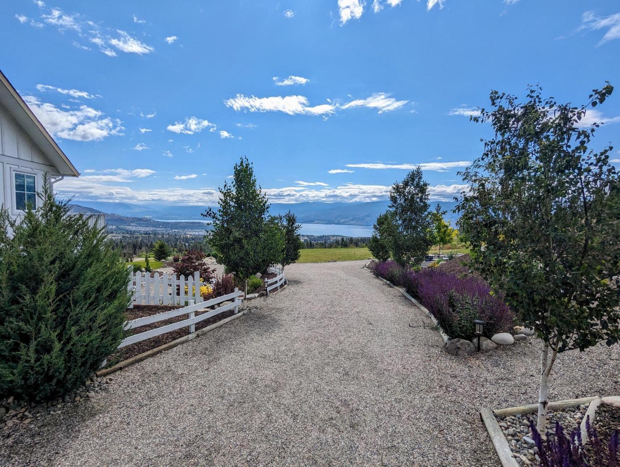 Autumn Lane B&B, Farmhouse Elegance & Stunning Lakeviews West Kelowna Dış mekan fotoğraf