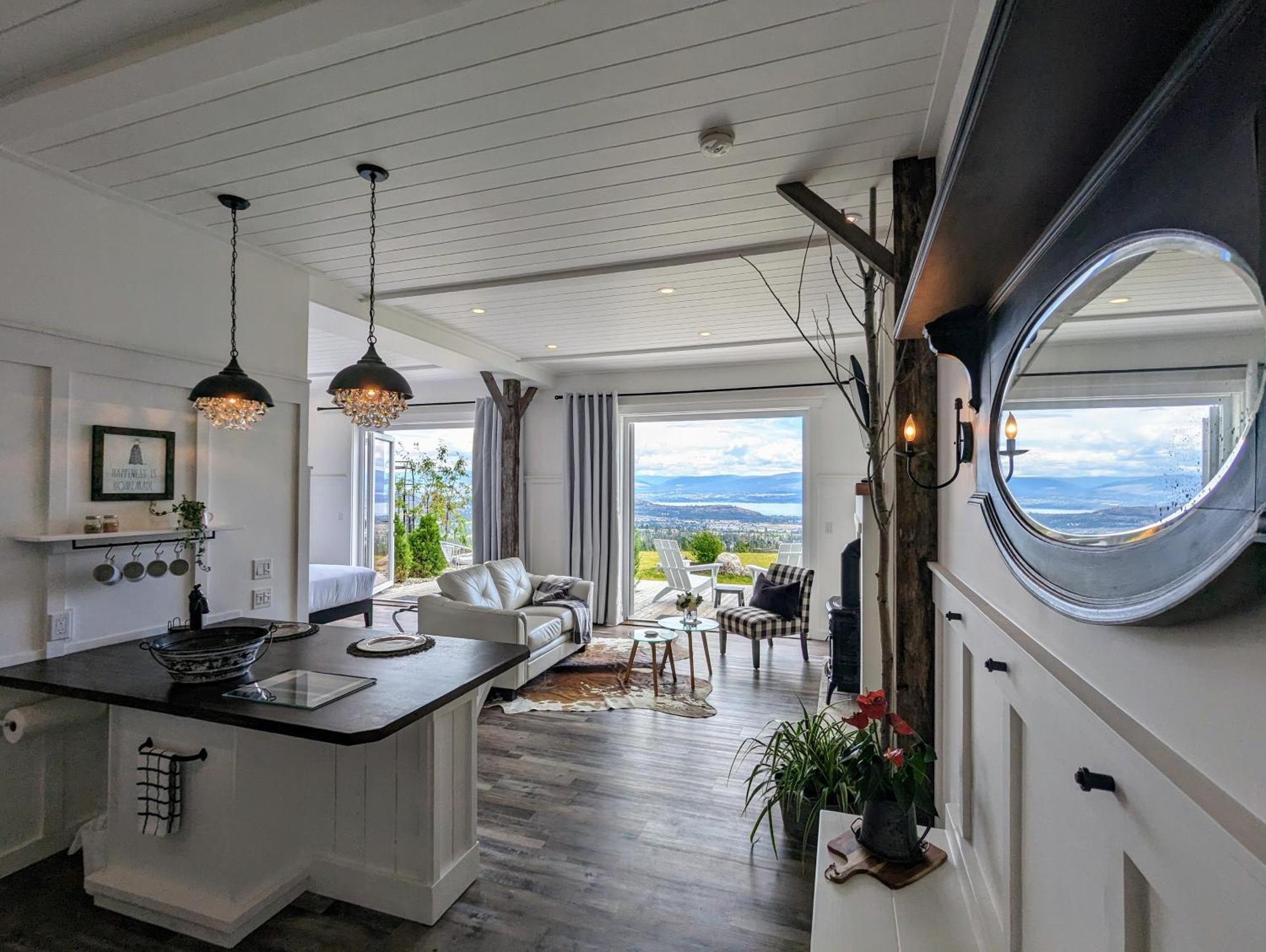 Autumn Lane B&B, Farmhouse Elegance & Stunning Lakeviews West Kelowna Dış mekan fotoğraf