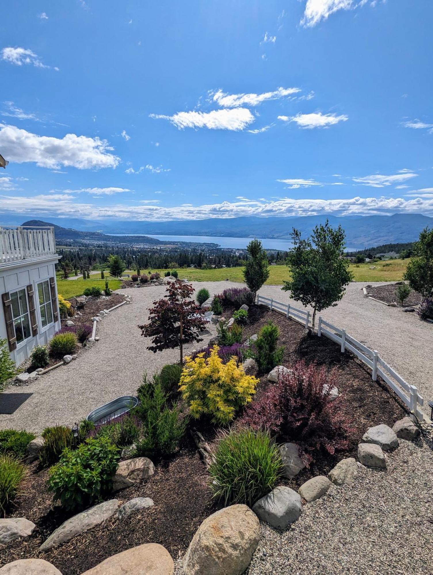 Autumn Lane B&B, Farmhouse Elegance & Stunning Lakeviews West Kelowna Dış mekan fotoğraf
