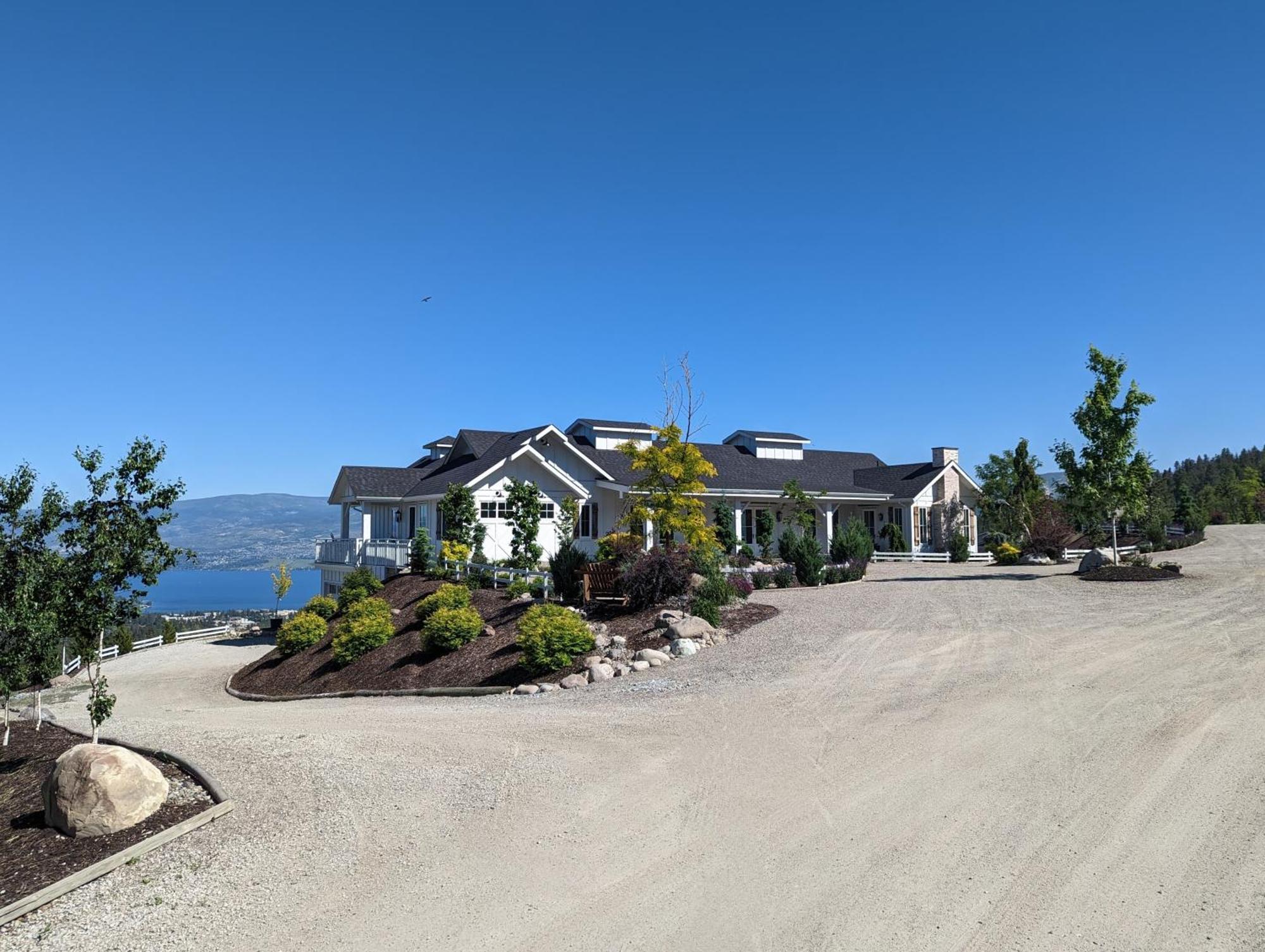 Autumn Lane B&B, Farmhouse Elegance & Stunning Lakeviews West Kelowna Dış mekan fotoğraf
