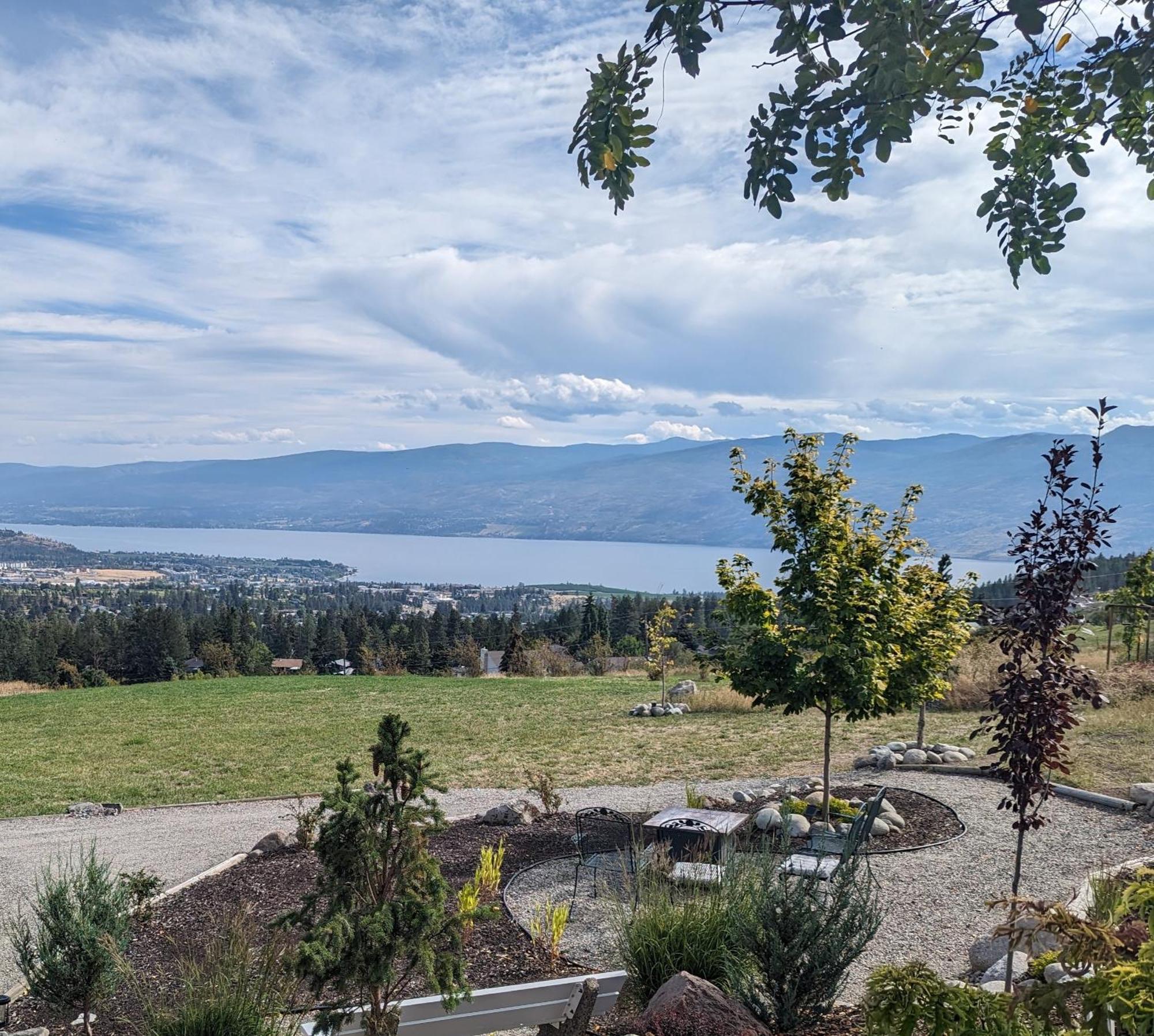 Autumn Lane B&B, Farmhouse Elegance & Stunning Lakeviews West Kelowna Dış mekan fotoğraf