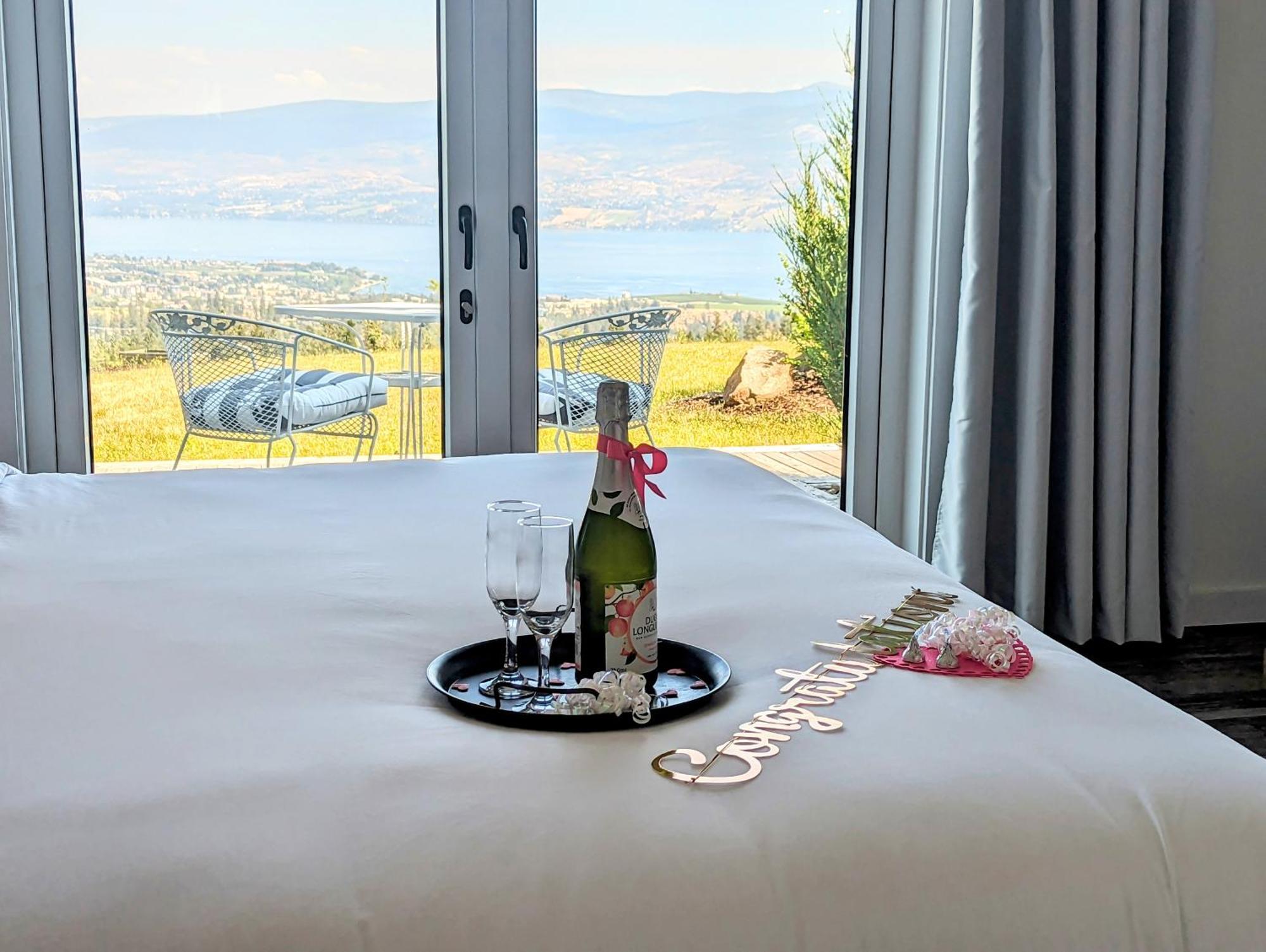 Autumn Lane B&B, Farmhouse Elegance & Stunning Lakeviews West Kelowna Dış mekan fotoğraf