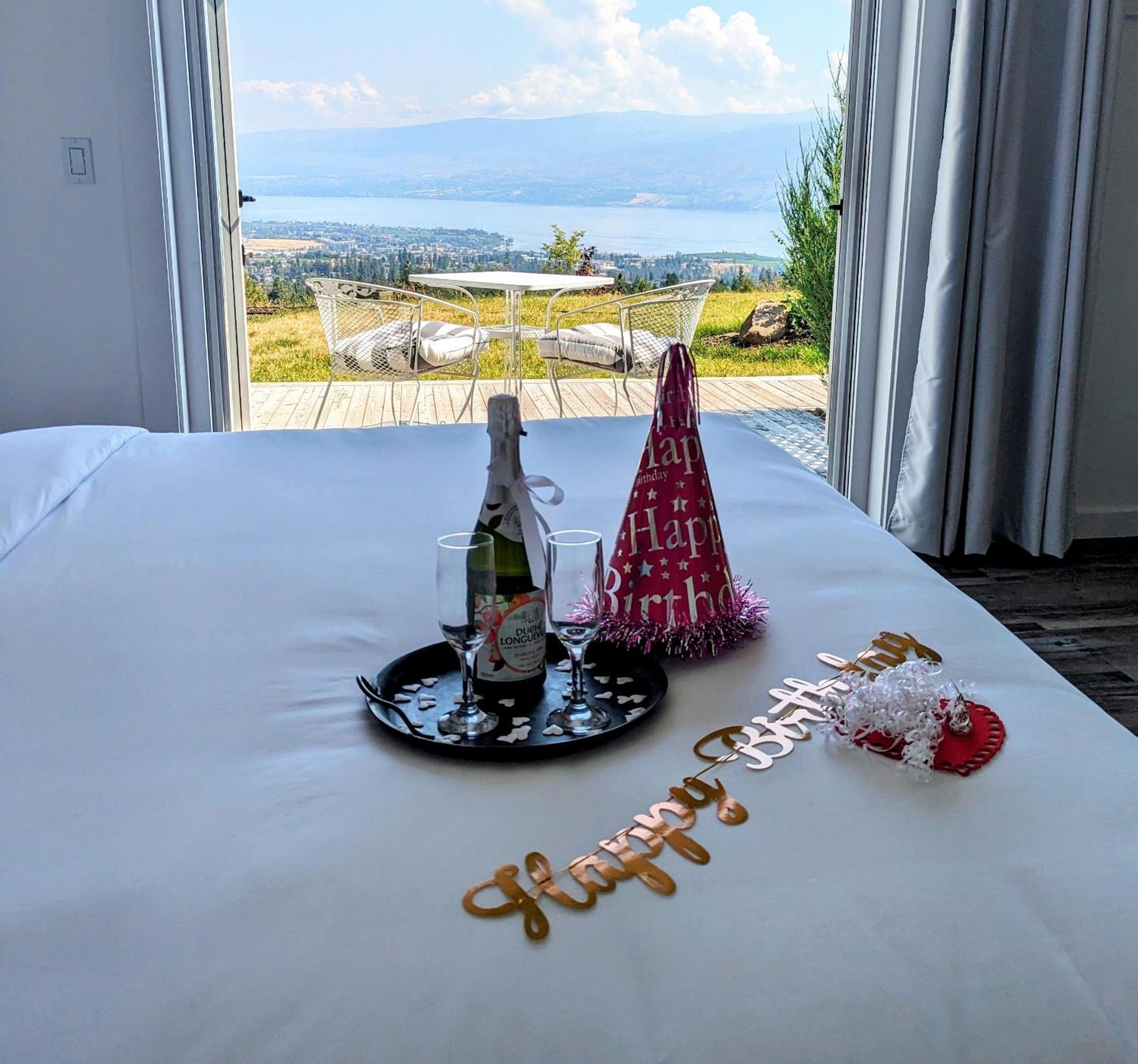 Autumn Lane B&B, Farmhouse Elegance & Stunning Lakeviews West Kelowna Dış mekan fotoğraf