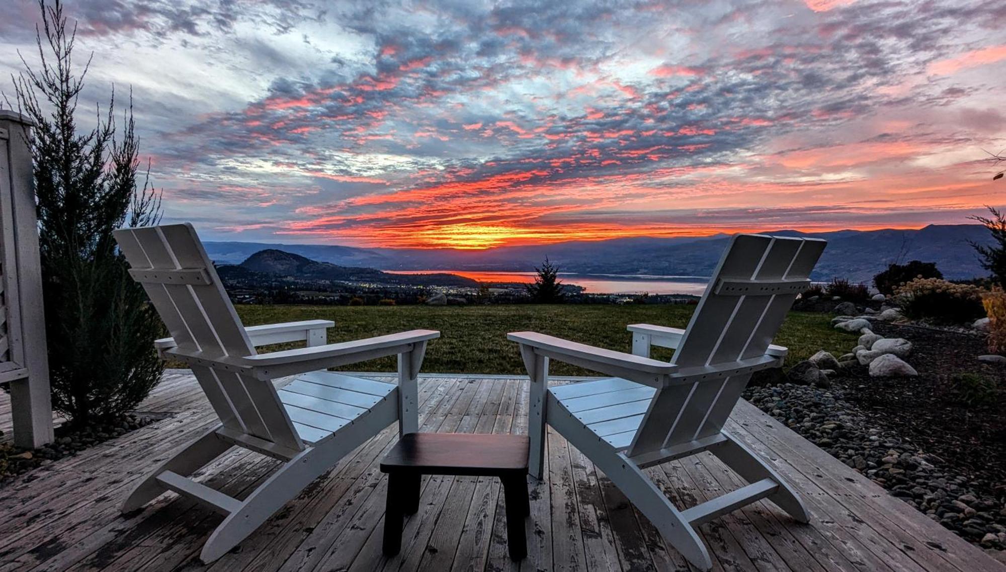 Autumn Lane B&B, Farmhouse Elegance & Stunning Lakeviews West Kelowna Dış mekan fotoğraf